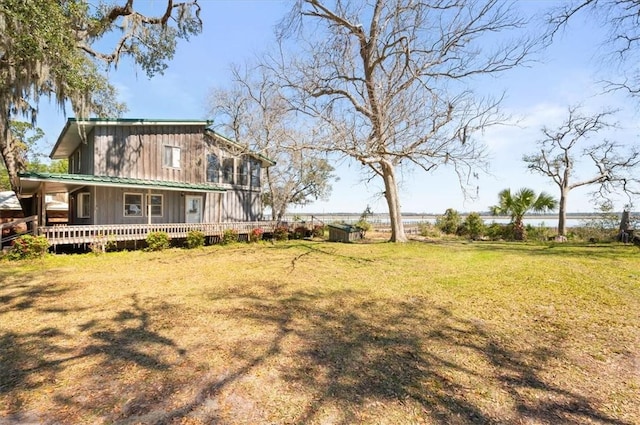 view of yard featuring covered porch