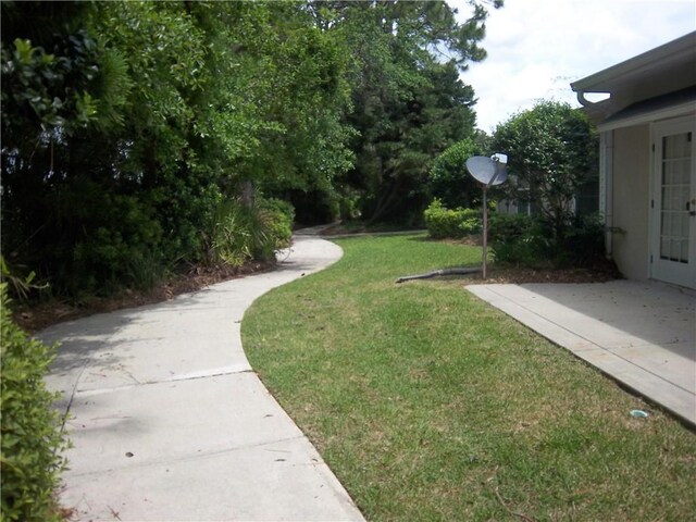view of green lawn