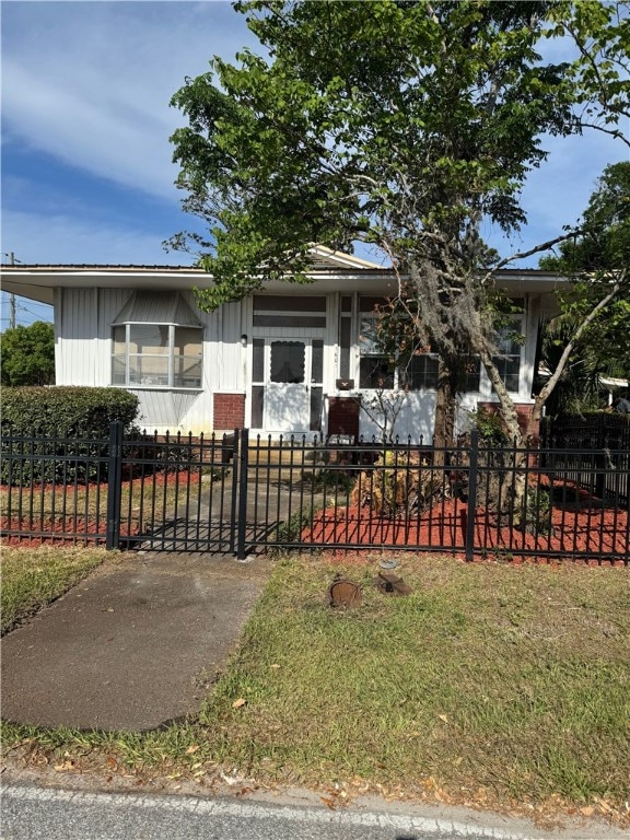 view of front of home with a fenced front yard