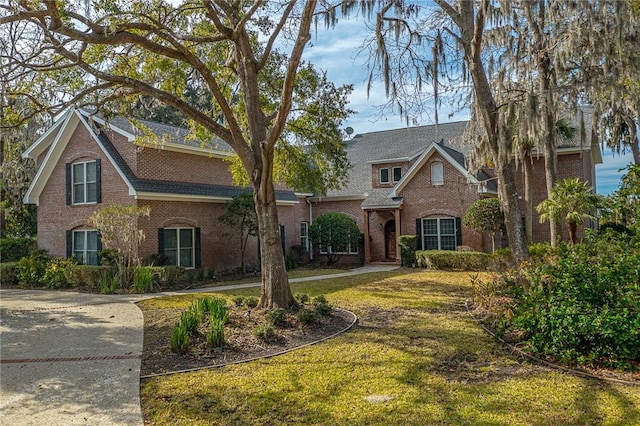 view of front of property with a front yard