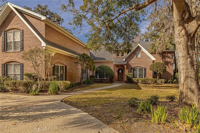 front facade featuring a front yard