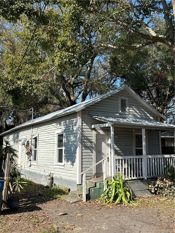 view of front of property featuring covered porch