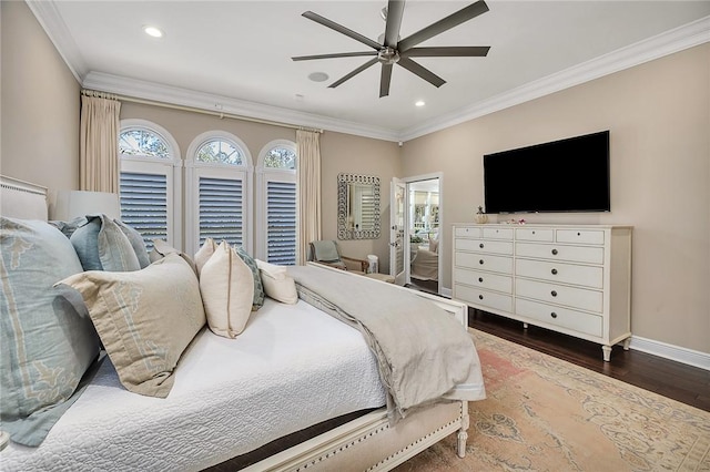 bedroom featuring recessed lighting, dark wood-type flooring, a ceiling fan, baseboards, and ornamental molding