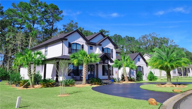 view of front facade featuring a front yard