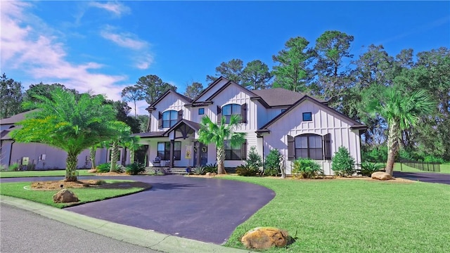 view of front facade featuring a front lawn