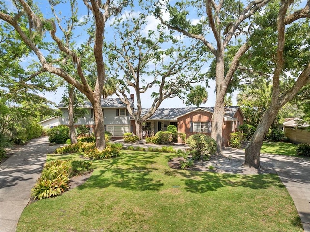 524 Wesley Oak Cir, Saint Simons Island, GA 31522 - view of front of house with a front yard and brick siding