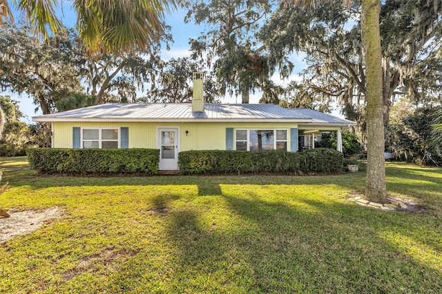 single story home featuring a front lawn