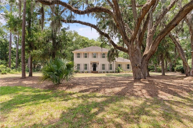 view of front of house featuring a front lawn