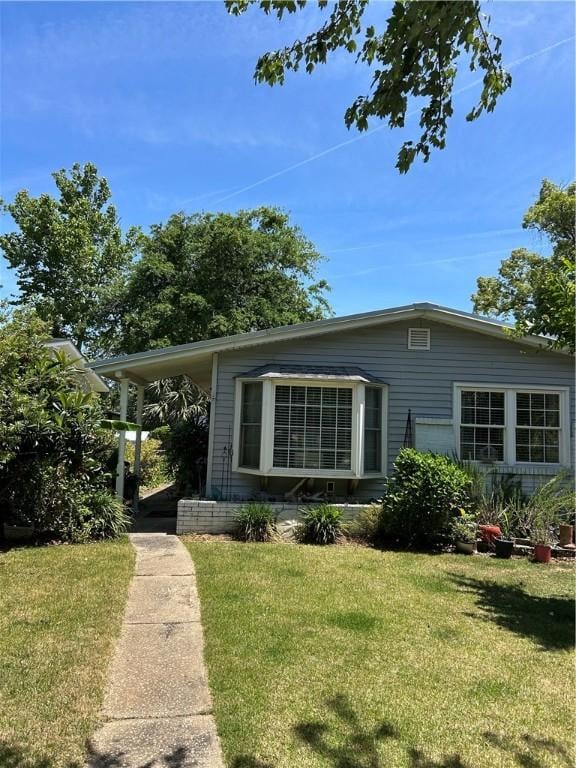 view of front of property featuring a front lawn