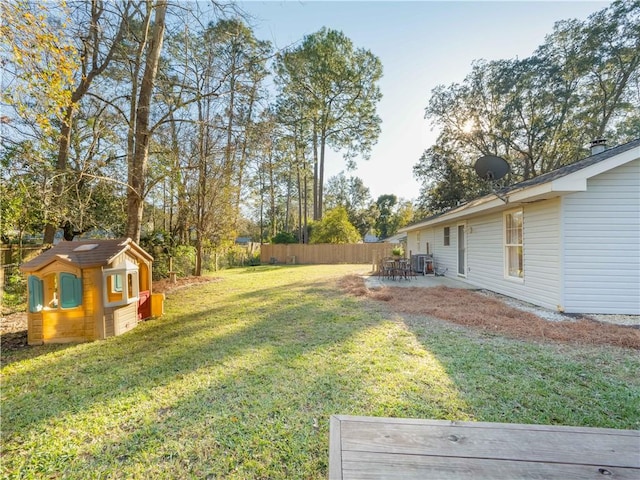 view of yard featuring a patio