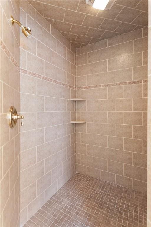 bathroom featuring a tile shower