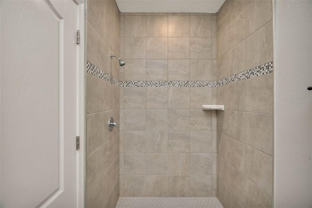 bathroom featuring tiled shower