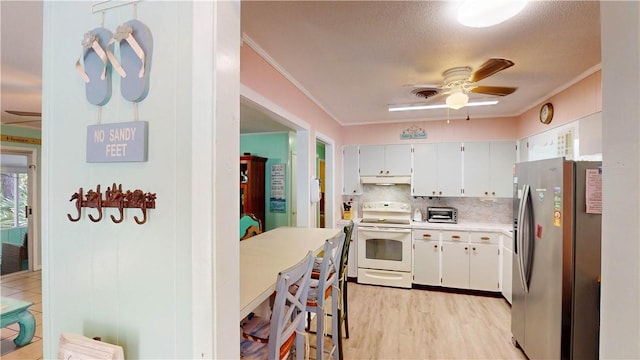 kitchen featuring stainless steel refrigerator with ice dispenser, white electric stove, ceiling fan, under cabinet range hood, and crown molding