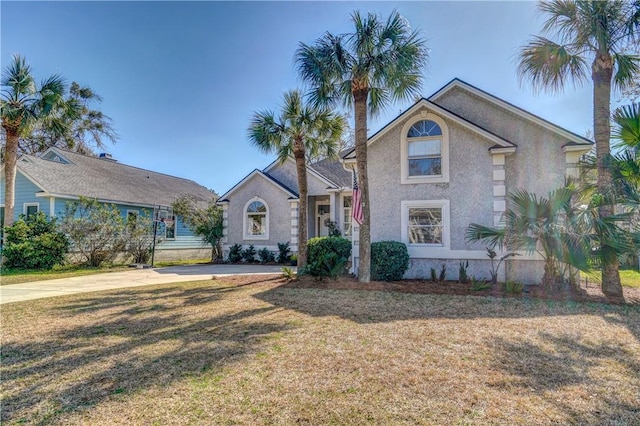 front facade featuring a front lawn