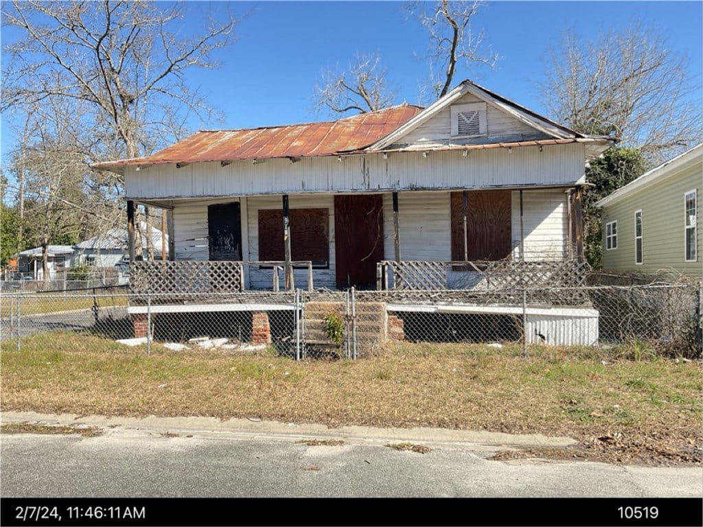 914 Pittman St, Waycross, GA 31501 - view of front of house featuring a porch and a fenced front yard