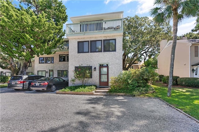 view of front of home featuring a balcony