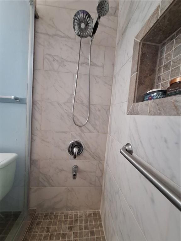 bathroom featuring a tile shower