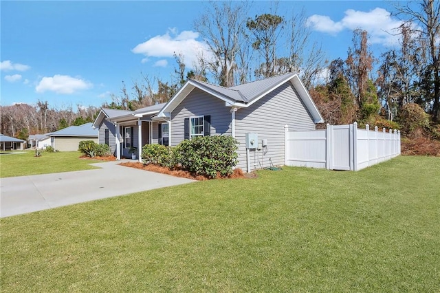 view of front of property featuring a front lawn