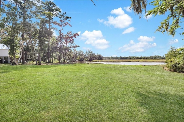 view of yard featuring a water view