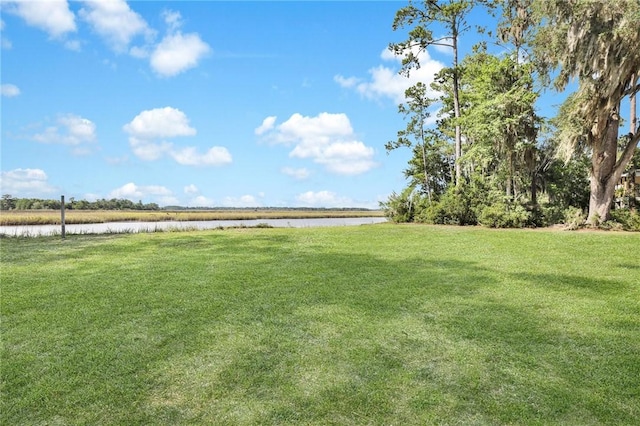 view of yard featuring a water view