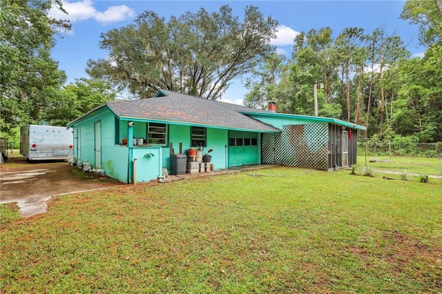 view of front of property featuring a front lawn