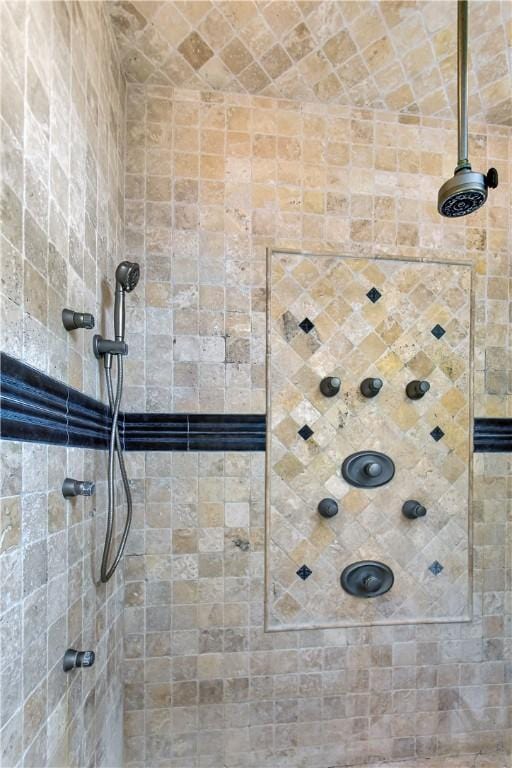 bathroom featuring a tile shower