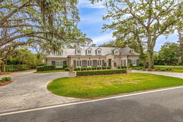 view of front facade featuring a front yard