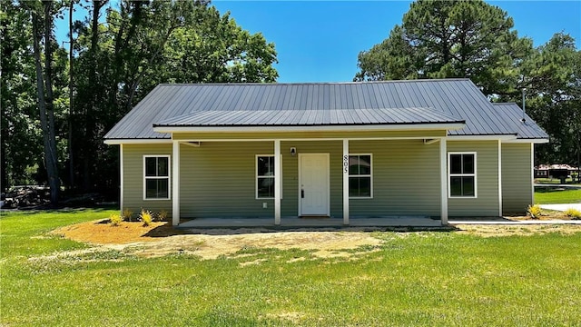 view of front facade featuring a front lawn and a porch