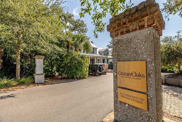 view of community / neighborhood sign