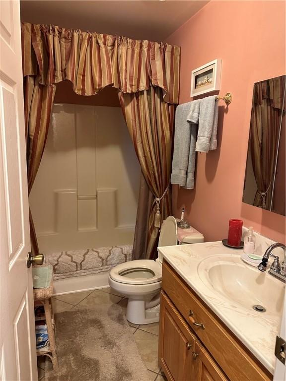 full bathroom featuring toilet, shower / bath combo, vanity, and tile patterned floors