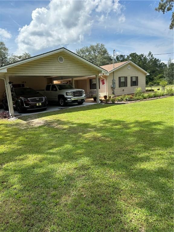 view of front of house with a carport and a front yard