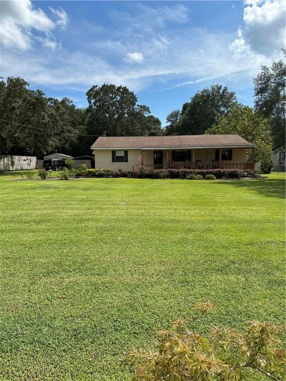 view of front of property featuring a front yard