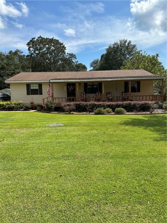 ranch-style home with a front yard