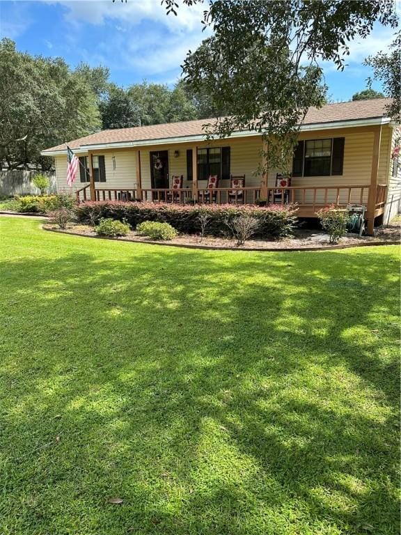 view of front facade featuring a front lawn