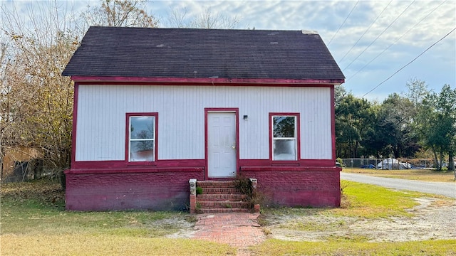 view of front of home featuring a front lawn