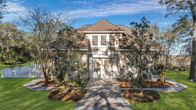 view of front facade with a front lawn