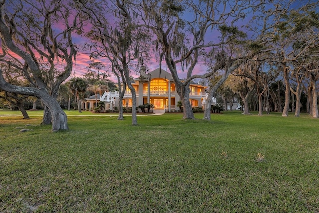 view of yard at dusk