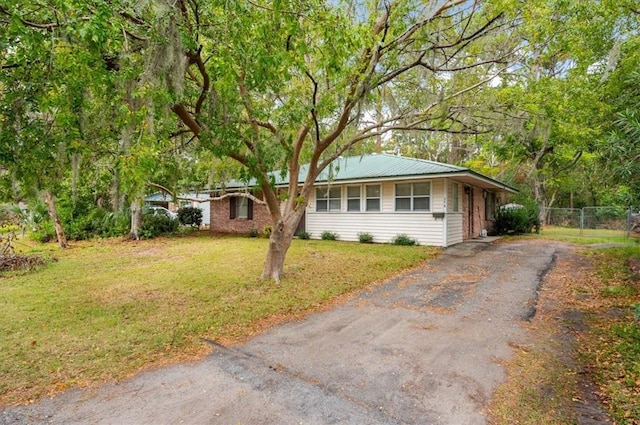 view of front facade with a front yard