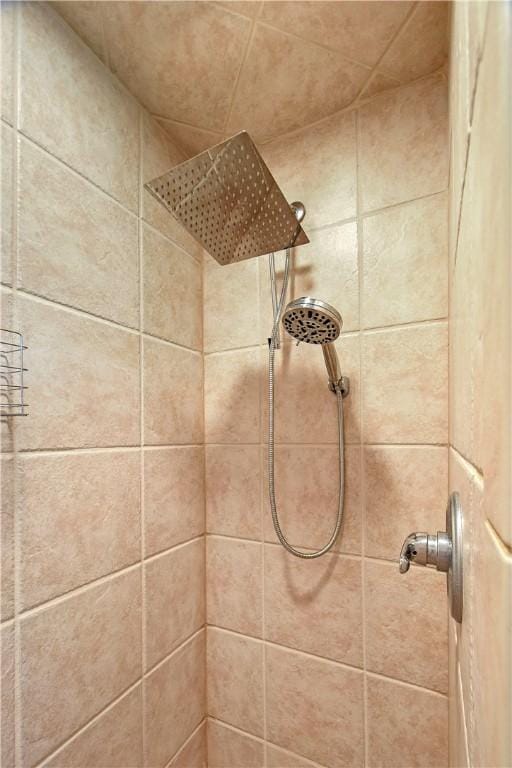 room details featuring a tile shower