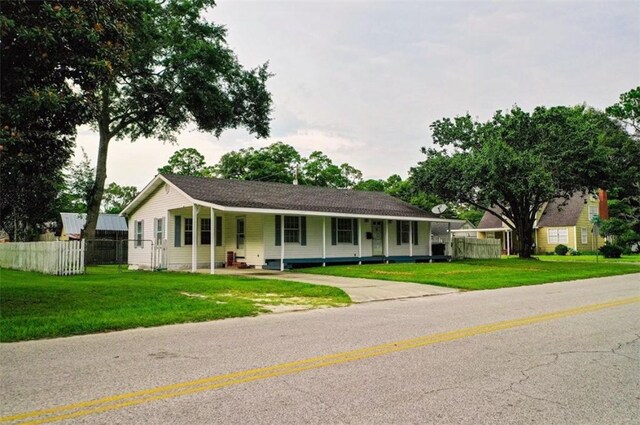 315 Magnolia St, Waycross, GA 31501 - single story home featuring fence and a front lawn