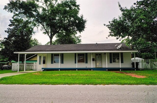315 Magnolia St, Waycross, GA 31501 - view of front of property with a front yard, a porch, and fence