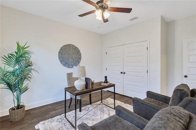 office area with dark wood-type flooring and ceiling fan