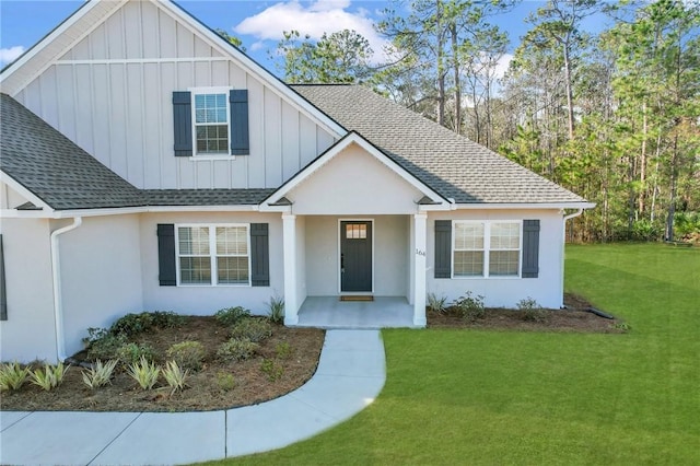 view of front facade with a front lawn