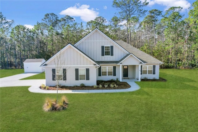 view of front of property featuring a front lawn