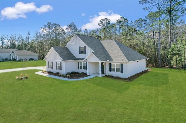 view of front of property featuring a front lawn