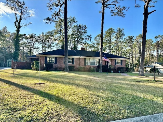 ranch-style house featuring a front yard