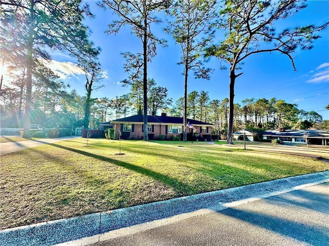 ranch-style home featuring a front lawn