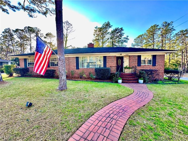 ranch-style house featuring a front yard