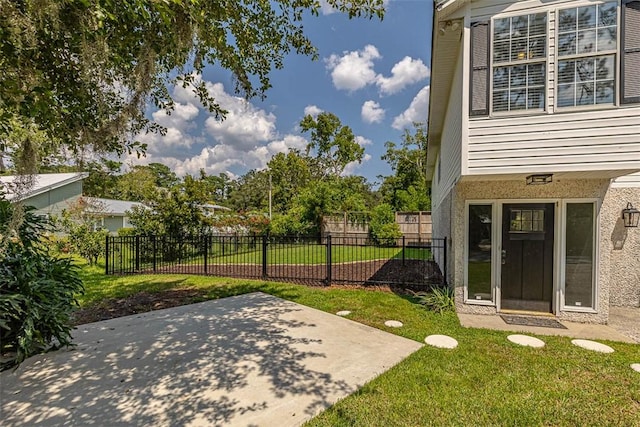 view of yard featuring a patio area