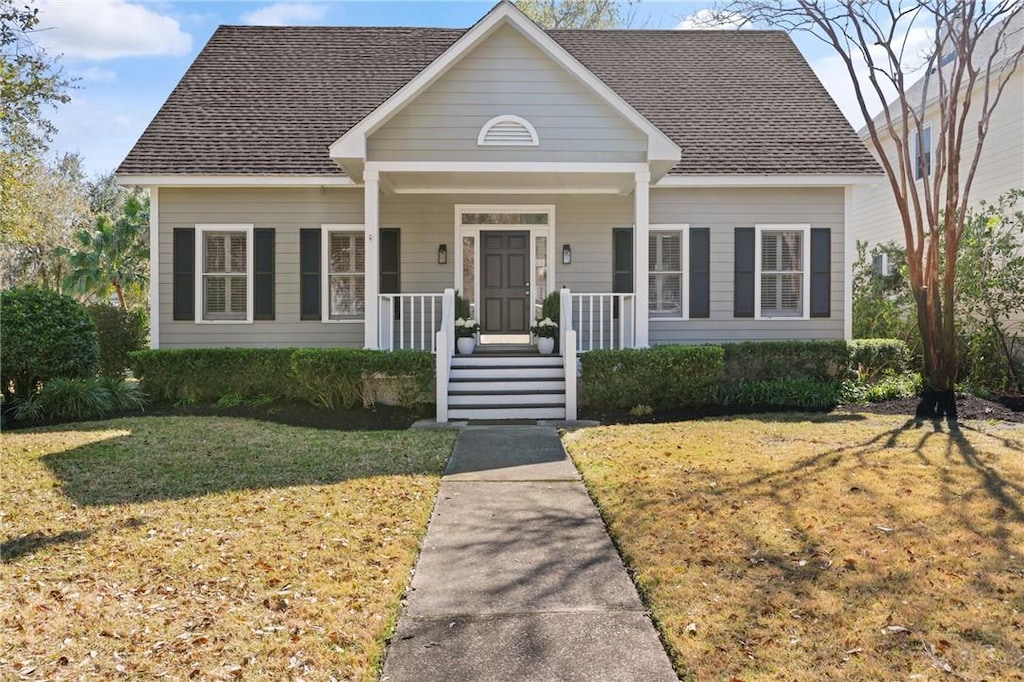 bungalow featuring a front lawn